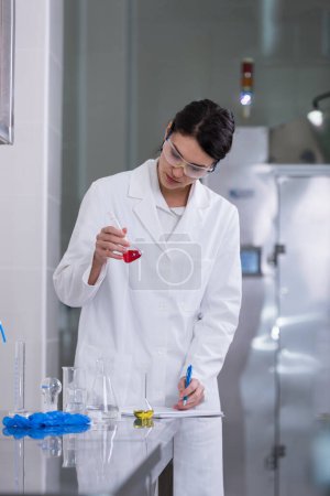 Téléchargez les photos : Jeune chimiste féminine en laboratoire - en image libre de droit