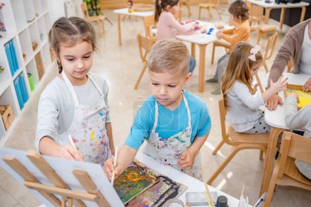 Téléchargez les photos : Des enfants pour faire de l'art. Développer la motricité fine pour les tout-petits et les enfants d'âge préscolaire - en image libre de droit