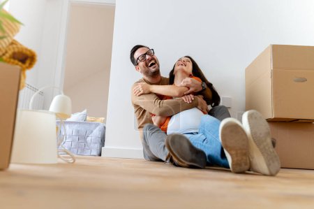 Téléchargez les photos : Jeune beau couple homme et femme enceinte déménageant dans un nouvel appartement - en image libre de droit