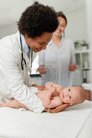 Foto de Pediatra examinando pequeño bebé en el hospital - Imagen libre de derechos