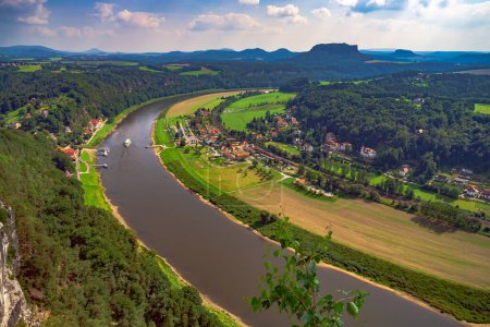Téléchargez les photos : La rivière Elbe et le parc national du rocher suisse saxon près de Dresde en Allemagne. - en image libre de droit