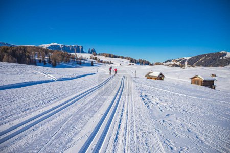 Foto de La zona de esquí Groeden con Seiser Alm, St. Ulrich, St. Christina y Wolkenstein en los Alpes Dolomitas, Tirol del Sur, Italia - Imagen libre de derechos