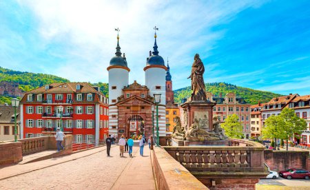 Téléchargez les photos : HEIDELBERG, BADEN-WUERTTEMBERG, ALLEMAGNE - CIRCA MAI 2023 : L'Alte Bruecke de Heidelberg, Allemagne. - en image libre de droit