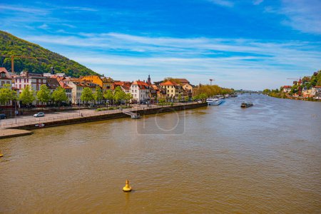 Téléchargez les photos : HEIDELBERG, BADEN-WUERTTEMBERG, ALLEMAGNE - CIRCA MAI 2023 : Rivière Neckar à la vieille ville de Heidelberg, Allemagne. - en image libre de droit