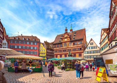 Foto de TUEBINGEN, BADEN-WUERTTEMBERG, ALEMANIA - CIRCA MAY, 2023: La Marktplatz de la ciudad de Tuebingen, Alemania. - Imagen libre de derechos