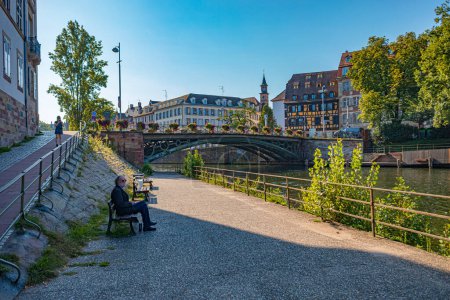 Foto de STRASBOURG, GRAND EST, FRANCIA - CIRCA AGOSTO, 2023: Pont St. Thomas de Estrasburgo ciudad en Francia. - Imagen libre de derechos