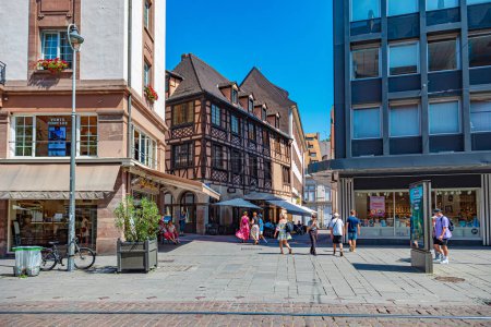 Foto de STRASBOURG, GRAND EST, FRANCIA - CIRCA AGOSTO, 2023: El paisaje urbano de la ciudad de Estrasburgo en Francia. - Imagen libre de derechos
