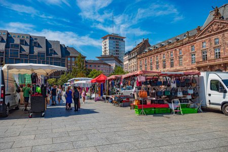 Foto de STRASBOURG, GRAND EST, FRANCIA - CIRCA AGOSTO, 2023: Mercado en Estrasburgo, ciudad de Francia. - Imagen libre de derechos