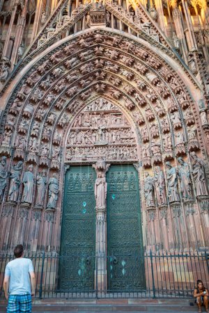 Téléchargez les photos : STRASBOURG, GRAND EST, FRANCE - CIRCA AOÛT 2023 : Cathédrale Notre-Dame de Strasbourg ville de France. - en image libre de droit