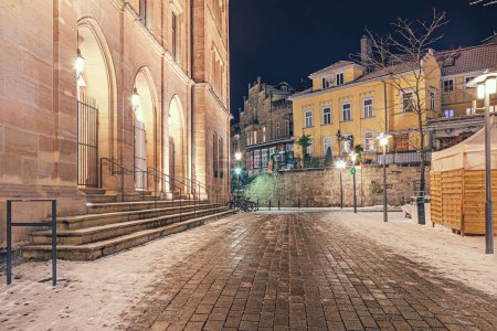 Téléchargez les photos : L'Albertsplatz. Scènes nocturnes de Cobourg hivernal en Bavière, Allemagne - en image libre de droit