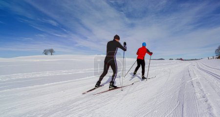 Téléchargez les photos : Un groupe de skieurs de fond sur le sentier en Bavière - en image libre de droit