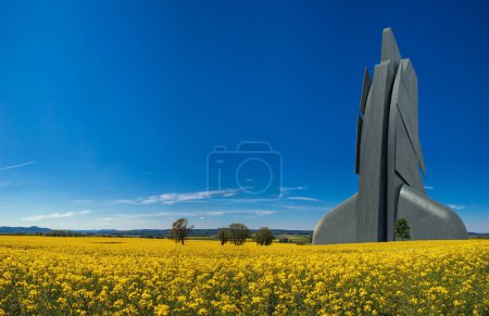 Foto de Vista del paisaje rural con edificio futurista e irreal - Imagen libre de derechos