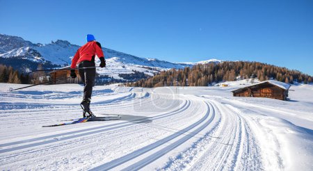 Foto de La zona de esquí Groeden con St. Ulrich, St. Christina y Wolkenstein en los Alpes Dolomitas, Tirol del Sur, Italia - Imagen libre de derechos