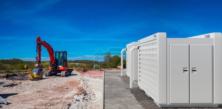 Foto de Maquinaria de construcción en un sitio de construcción de un solarfield moderno con almacenamiento de batería - Imagen libre de derechos