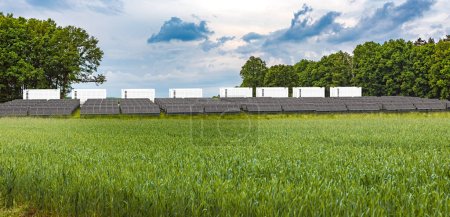 Foto de Un solarfield moderno con almacenamiento de baterías en la naturaleza - Imagen libre de derechos