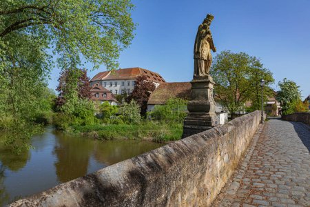 Foto de Alte Aischbruecke y Hoechstadt palacio de Hoechstadt an der Aisch ciudad en Baviera, Alemania - Imagen libre de derechos