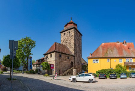 Foto de HOECHSTADT AN DER AISCH, ALEMANIA - CIRCA ABRIL, 2024: Stadtturm y Steinwegstrasse de Hoechstadt an der Aisch en Bavaria, Alemania - Imagen libre de derechos