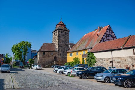 Foto de HOECHSTADT AN DER AISCH, ALEMANIA - CIRCA ABRIL, 2024: Steinwegstrasse of Hoechstadt an der Aisch town in Bavaria, Germany - Imagen libre de derechos
