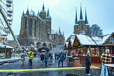 Foto de ERFURT, THURINGIA, ALEMANIA - CIRCA DICIEMBRE 2023: Mercado de Navidad en Erfurt, Alemania. - Imagen libre de derechos