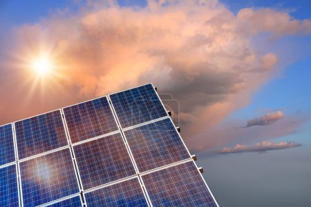 Téléchargez les photos : Collage photo du coucher du soleil et du panneau solaire, photovoltaïque, source d'électricité alternative - concept de ressources durables - en image libre de droit