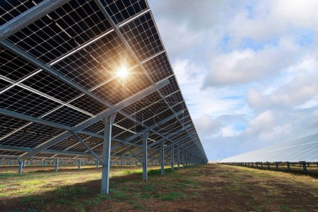 Panneaux solaires bilatéraux, photovoltaïques avec éruption solaire naturelle. Source alternative d'électricité, concept de ressources durables et renouvelables. Vue panoramique vers l'arrière.