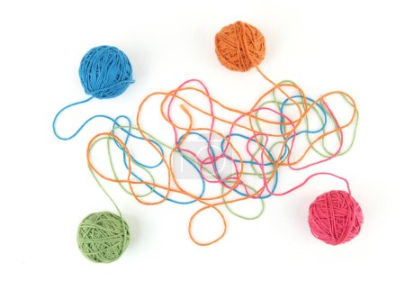 Téléchargez les photos : Boules de fil de coton colorées isolées sur fond blanc. Ensemble de quatre boules de fil de couleur (orange, rose, gris, vert, bleu) - en image libre de droit