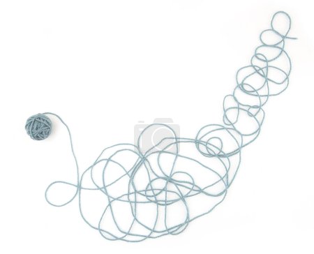 Foto de Hilo de algodón colorido enredado con bola aislada sobre fondo blanco. Patrón de líneas de hilo abstracto caos. - Imagen libre de derechos