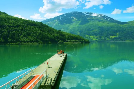 Téléchargez les photos : Lac bleu-vert Lovatnet à Léon, Norvège. Paysage norvégien avec lac et jetée vert bleuâtre. - en image libre de droit