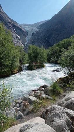 Briksdalsbreen-Gletscher in Olden, Nordfjord, Norwegen. Der stürmische Fluss Briksdalselva entstand infolge des Abschmelzens eines Gletschers.