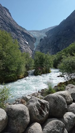 Briksdalsbreen-Gletscher in Olden, Nordfjord, Norwegen. Der stürmische Fluss Briksdalselva entstand infolge des Abschmelzens eines Gletschers.