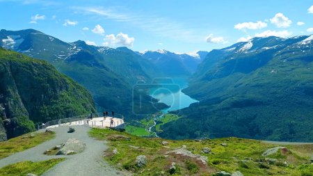 Foto de Vista panorámica de Loen y la parte interior de Nordfjord, Noruega. Lago Lovatnet desde Leon skylift top en Noruega. - Imagen libre de derechos