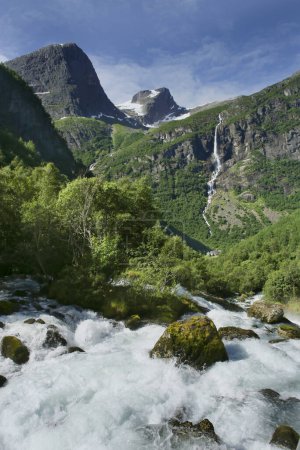 Foto de Glaciar Briksdalsbreen en Olden, Nordfjord, Noruega. El tormentoso río Briksdalselva se formó como resultado del derretimiento de un glaciar. - Imagen libre de derechos