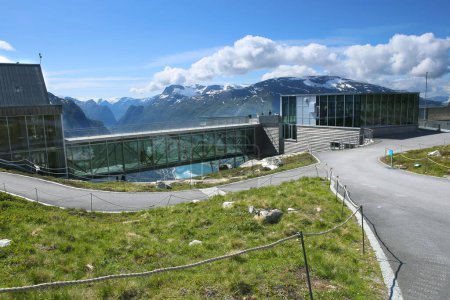 Téléchargez les photos : La station de montagne sur le mont. Four avec vue panoramique sur Loen et la partie intérieure du nordfjord, Norvège. Leon skylift top en Norvège. - en image libre de droit