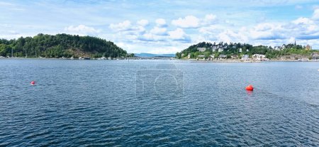 Foto de Vista al fiordo de Oslo con bolas de seguridad flotantes, Noruega. Dos islas Ormoya y Malmoya conectadas al continente por puente, Oslo. - Imagen libre de derechos