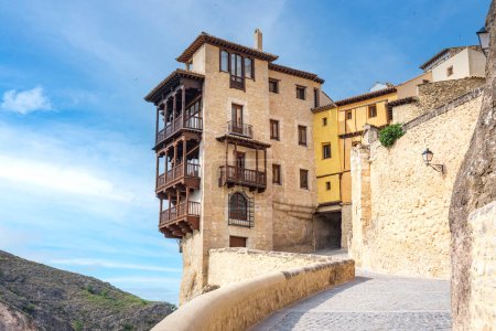 Foto de Casas colgadas - casas colgadas en la ciudad de Cuenca, Castilla-La Mancha, España - Imagen libre de derechos