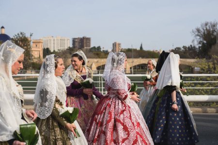 Téléchargez les photos : Valence, Espagne - 17 mars 2024 : Des gens en costumes traditionnels vont offrir des fleurs à Notre-Dame des Abandonnés à Valence, Espagne - en image libre de droit