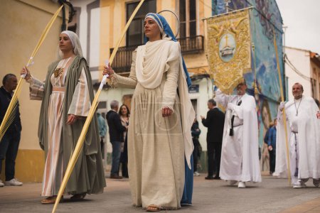 Téléchargez les photos : Valence, Espagne - 24 mars 2024 : Des personnes en costumes religieux participent à la procession du dimanche des Rameaux à Valence, Espagne - en image libre de droit