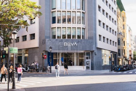 Téléchargez les photos : Valence, Espagne - 11 avril 2024 : Une succursale de BBVA, une banque espagnole à Valence, Espagne - en image libre de droit