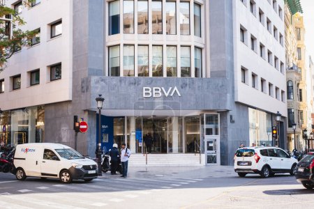 Téléchargez les photos : Valence, Espagne - 11 avril 2024 : Une succursale de BBVA, une banque espagnole à Valence, Espagne - en image libre de droit