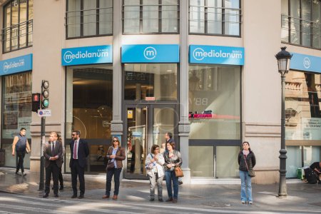 Téléchargez les photos : Valence, Espagne - 11 avril 2024 : Siège de Banco Mediolanum, une banque espagnole à Valence, Espagne - en image libre de droit
