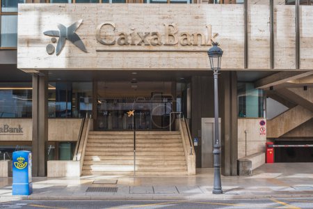 Téléchargez les photos : Valence, Espagne - 11 avril 2024 : Siège de Caixabank, une banque espagnole à Valence, Espagne - en image libre de droit