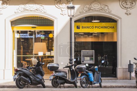 Téléchargez les photos : Valence, Espagne - 11 avril 2024 : Une succursale de Banco Pichincha à Valence, Espagne - en image libre de droit
