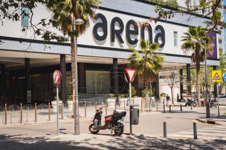 Téléchargez les photos : Valence, Espagne - 14 avril 2024 : Entrée du centre commercial Arena à Valence, Espagne - en image libre de droit