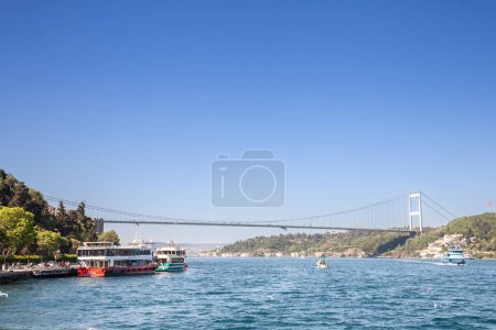 Foto de ISTANBUL, TURQUÍA - 21 DE MAYO DE 2022: Puente del Bósforo; también llamado puente de los 15 mártires de julio o puente de los 15 temmuz sehitler koprusu, visto desde abajo. es un puente en Estambul que conecta el lado asiático y el europeo. - Imagen libre de derechos
