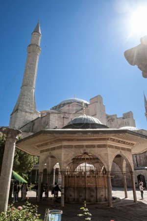 Foto de ISTANBUL, TURQUÍA - 22 DE MAYO DE 2022: Imagen del Sadirvan, la fuente de ablución de la mezquita AyaSofya camii, también llamada haghia Sophia - Imagen libre de derechos