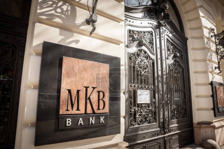 Foto de BUDAPEST, HUNGRÍA - 26 DE FEBRERO DE 2022: Logotipo del Banco MKB en su oficina principal de Budapest en el centro de la ciudad. MKB es uno de los mayores bancos nacionales de Hungría - Imagen libre de derechos