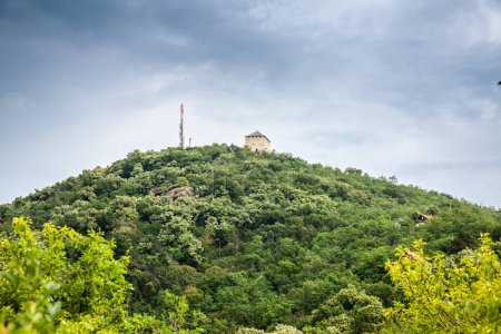 Téléchargez les photos : Panorama de vrsacki breg, également appelé la montagne de vrsac, une colline majeure et massif de la province de Banat, en Voïvodine, en Serbie, avec le château de vrsacki zamak et la tour vrsacka kula. - en image libre de droit