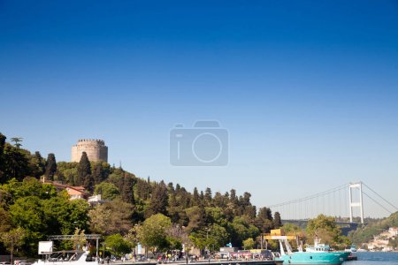 Foto de ISTANBUL, TURQUÍA - 22 DE MAYO DE 2022: Panorama de la torre Halil pasha en la fortaleza Rumeli, también llamada Rumelihisari. es parte de las antiguas fortificaciones otomanas sobre Constantinopla y el Bósforo - Imagen libre de derechos