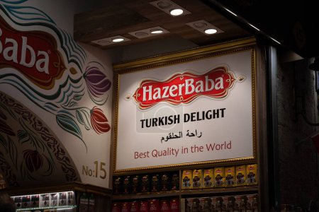 Foto de ISTANBUL, TURQUÍA - 21 DE MAYO DE 2022: logotipo de Hazerbaba en su tienda en el mercado de especias en Estambul. Hazer Babab es un viejo turco delicias y dulce fabricante - Imagen libre de derechos