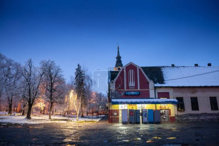 Téléchargez les photos : BAVANISTE, SERBIE - 9 JANVIER 2022 : Flou sélectif dans un supermarché de Bavaniste, Voïvodine, recouvert de neige, lors d'une froide soirée glaciale d'hiver - en image libre de droit
